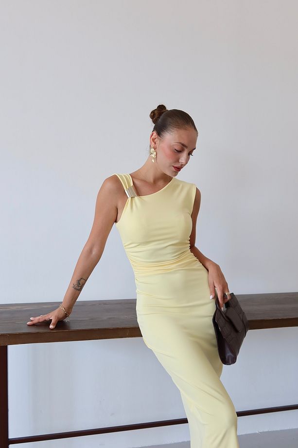 Kadın Omzu Toka Detaylı Sıfır Kol Elbise - 3