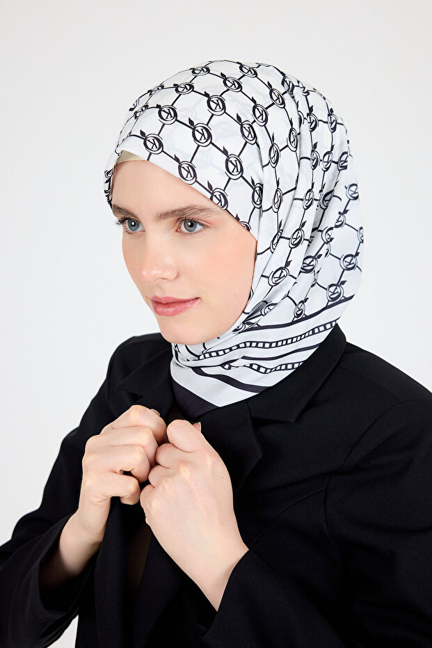 Eșarfă neagră cu model monogramă 3015 - 4