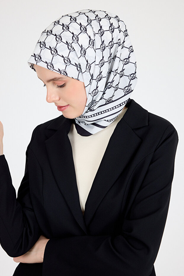 Eșarfă neagră cu model monogramă 3015 - 6