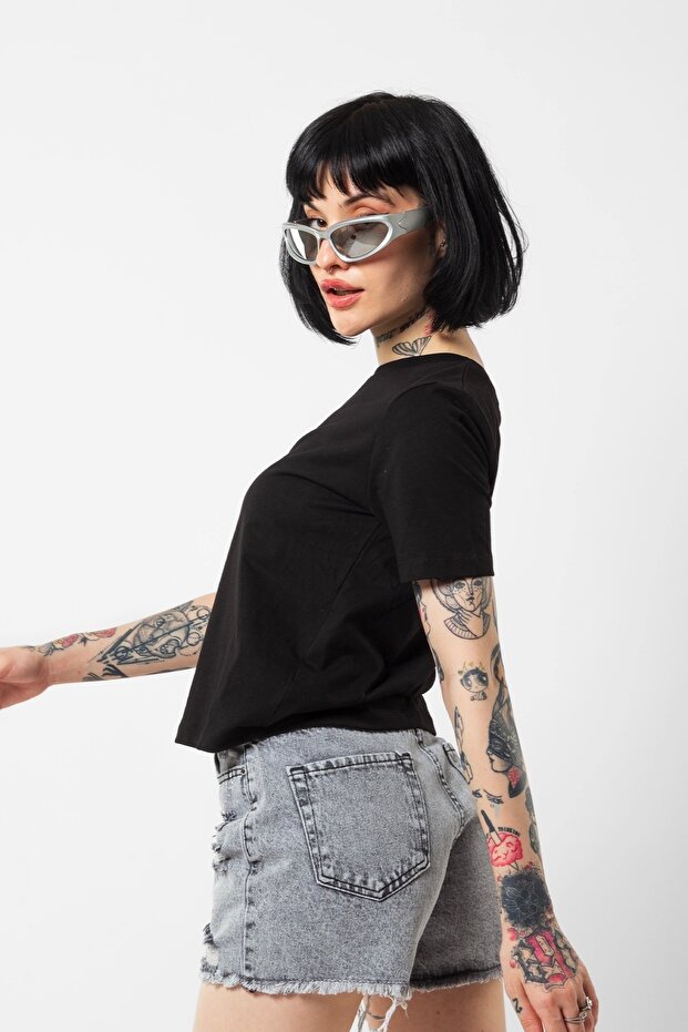 تي شيرت أساسي أسود فاخر بنصف كم - 4