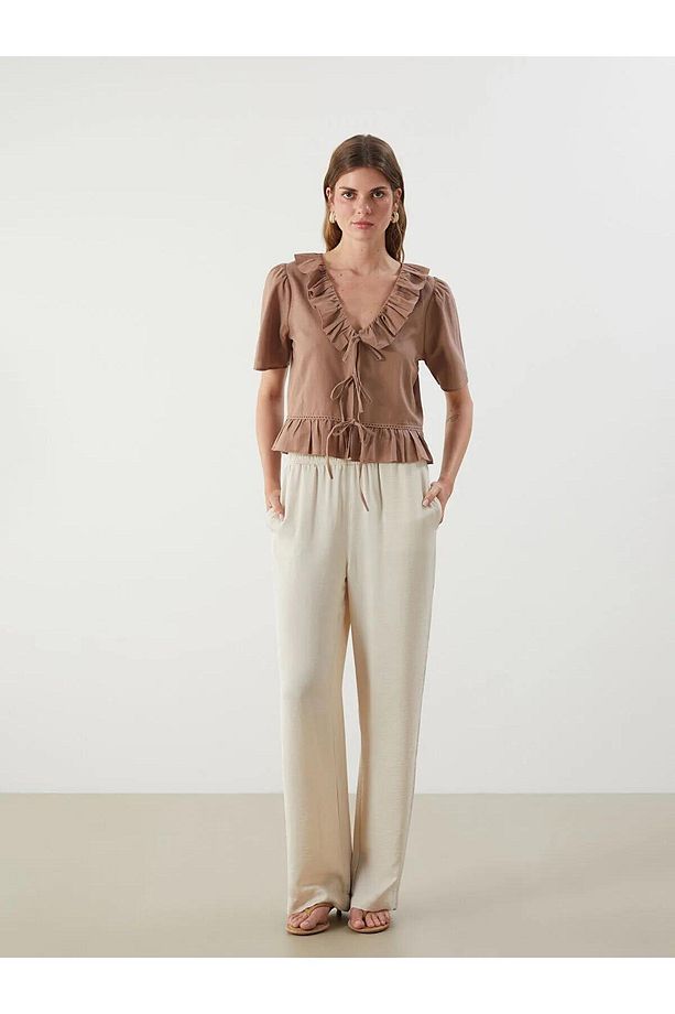 LCW Vision V Yaka Önü Fiyonklu Fırfırlı Crop Bluz (S5) - 2
