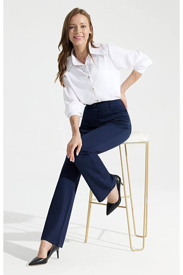 Double crepe pants with a distinctive design