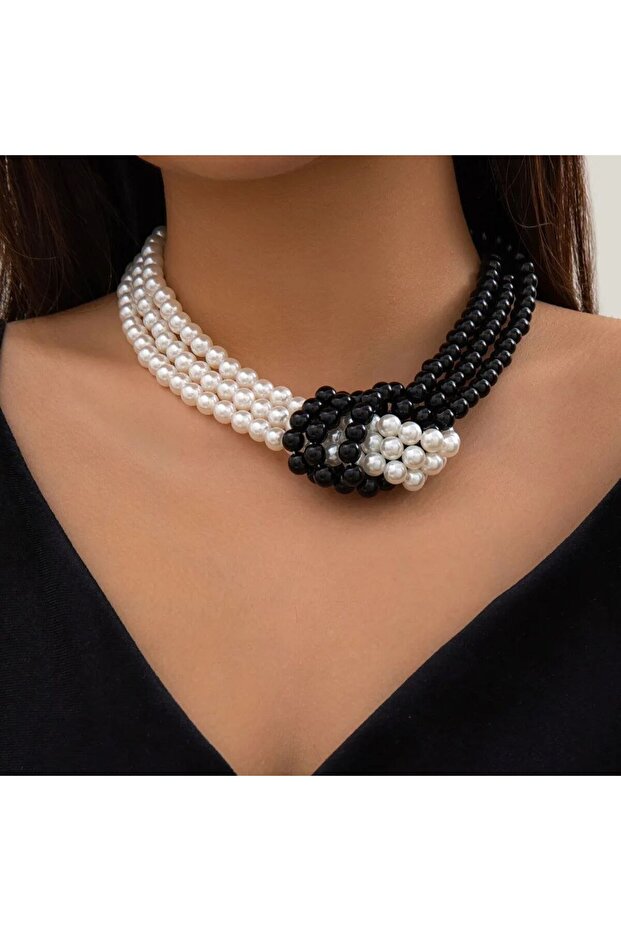 Elevate Your Elegance with the Elegant Pearl Detailed Bow Necklace