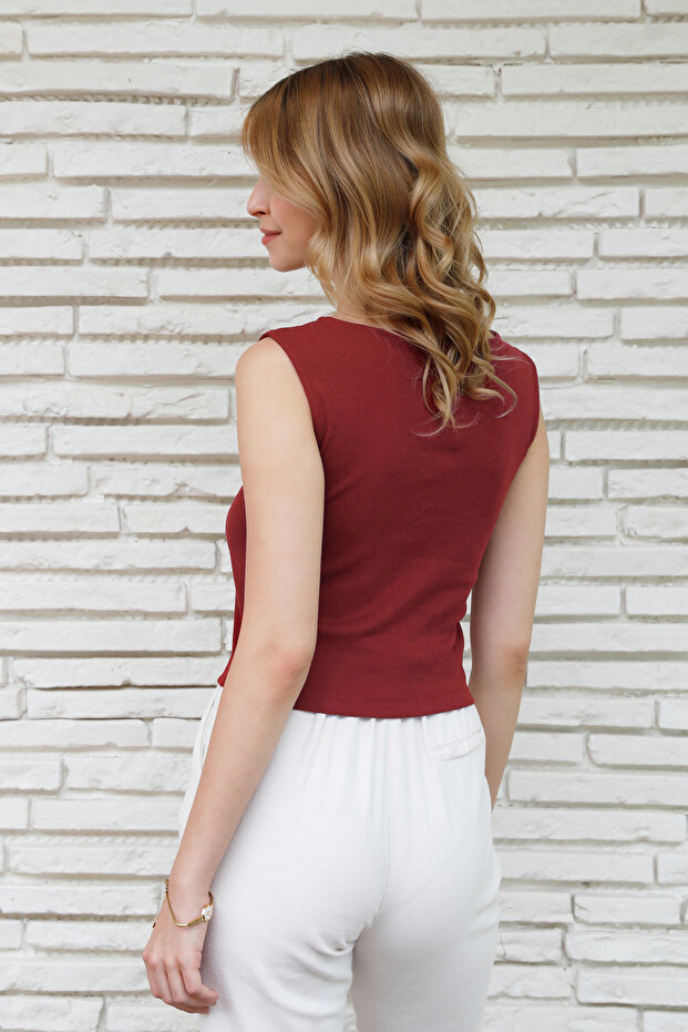 بلوزة بأزرار وياقة واسعة - 5