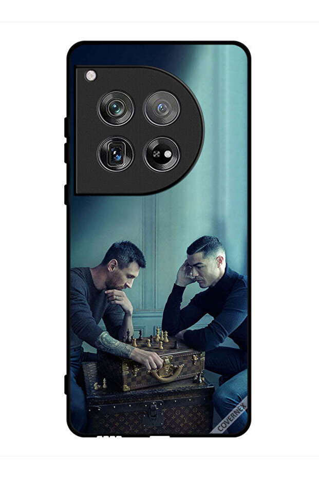 غطاء حماية لهاتف OnePlus 12 ميسي ضد رونالدو يلعبان الشطرنج