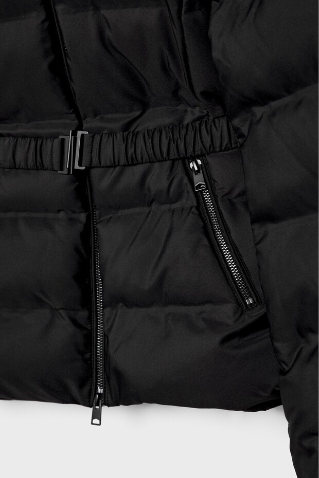 Kemerli ve kapüşonlu şişme mont - 9