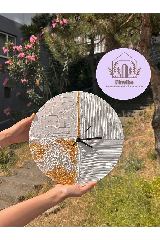 Minimal Dokunuş: Rölyef Doku Tasarımlı El Yapımı Beyaz Ve Altın Duvar Saati (30CM ÇAP) - 1