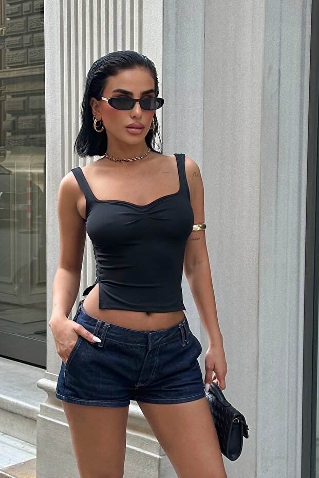Flexible Blouse with Shirred Front and Slits on the Sides