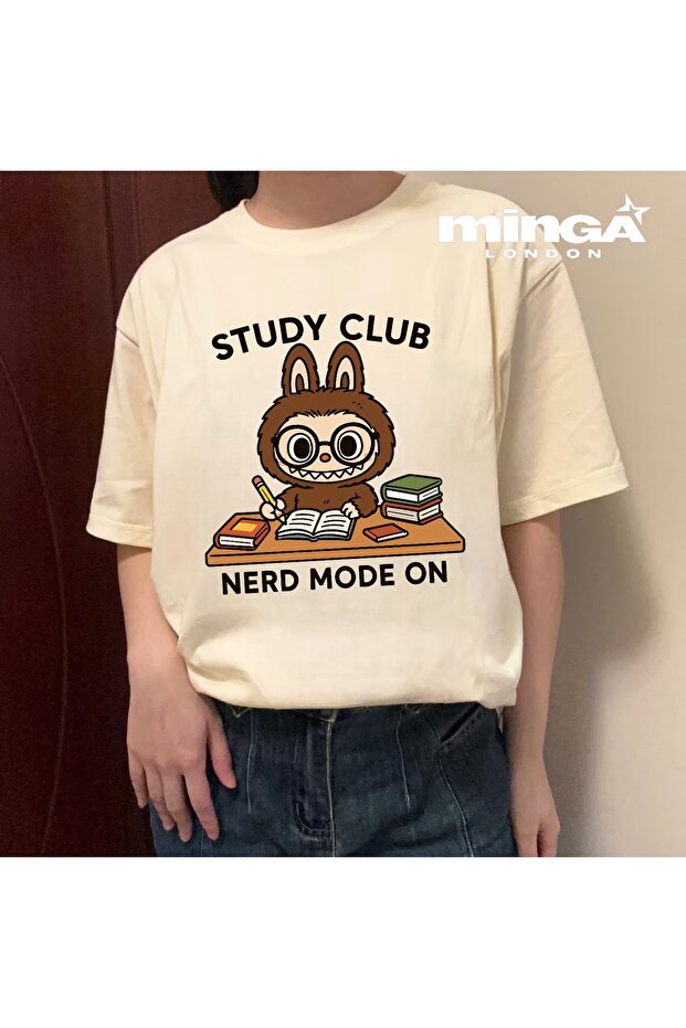 تي شيرت كبير الحجم مطبوع عليه Study Club باللون البيج - مينجا لندن