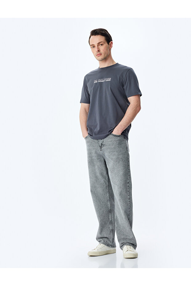تي شيرت قطني بأكمام قصيرة ورقبة دائرية مطبوع عليه شعار