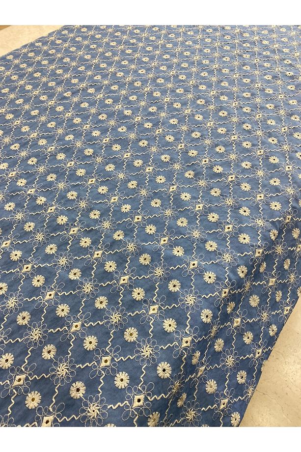 Mavi Denim Görünümlü Çiçek İşlemeli Kumaş - En 135 cm - Elbise, Gömlek, Tunik ve Dekor İçin - 1