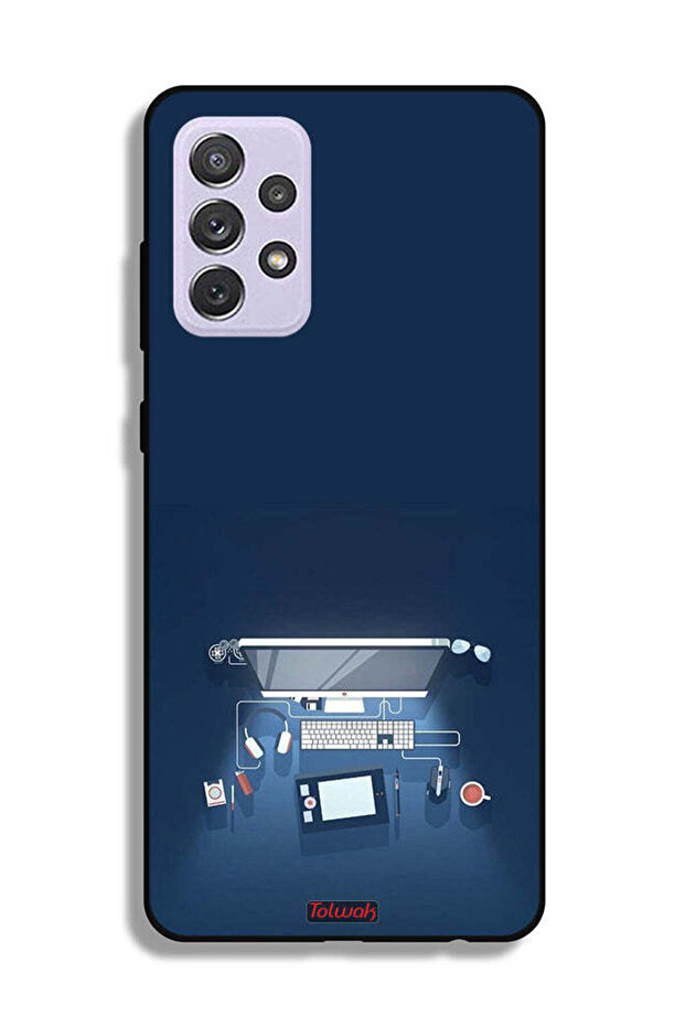 غطاء حماية لجهاز Samsung Galaxy A72 5G بتصميم فني على مكتب الكمبيوتر