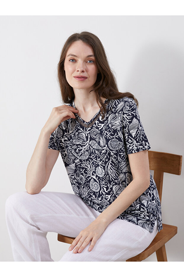 بلوزة منقوشة على شكل حرف V - 1