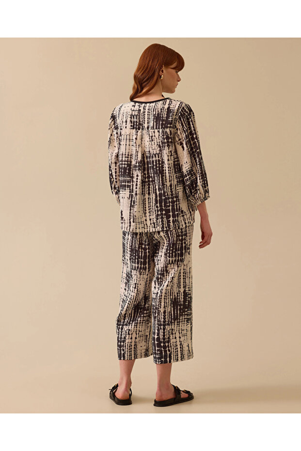 Bluză cu decolteu în V - 3