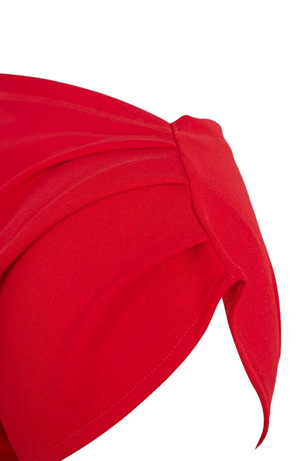 Yılbaşı Kırmızı Büzgü/Drape Detaylı Dökümlü Asimetrik Yaka Örme Bluz TBBSS25AF00119 - 7
