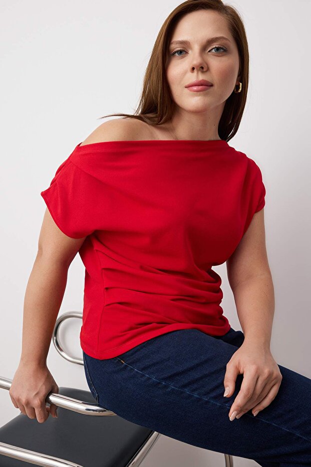 Yılbaşı Kırmızı Büzgü/Drape Detaylı Dökümlü Asimetrik Yaka Örme Bluz TBBSS25AF00119 - 1