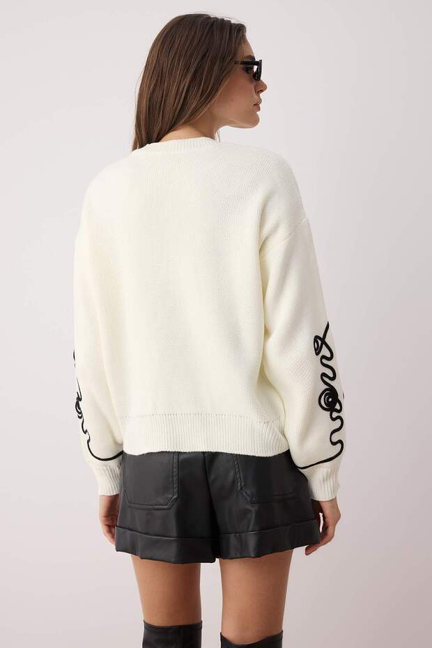 Ekru Oversize/Geniş Kalıp Kol İşlemeli Triko Kazak TWOAW26KZ00037 - 4