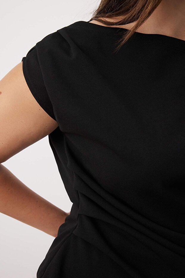 Siyah Büzgü/Drape Detaylı Dökümlü Asimetrik Yaka Örme Bluz TBBSS25AF00119 - 3