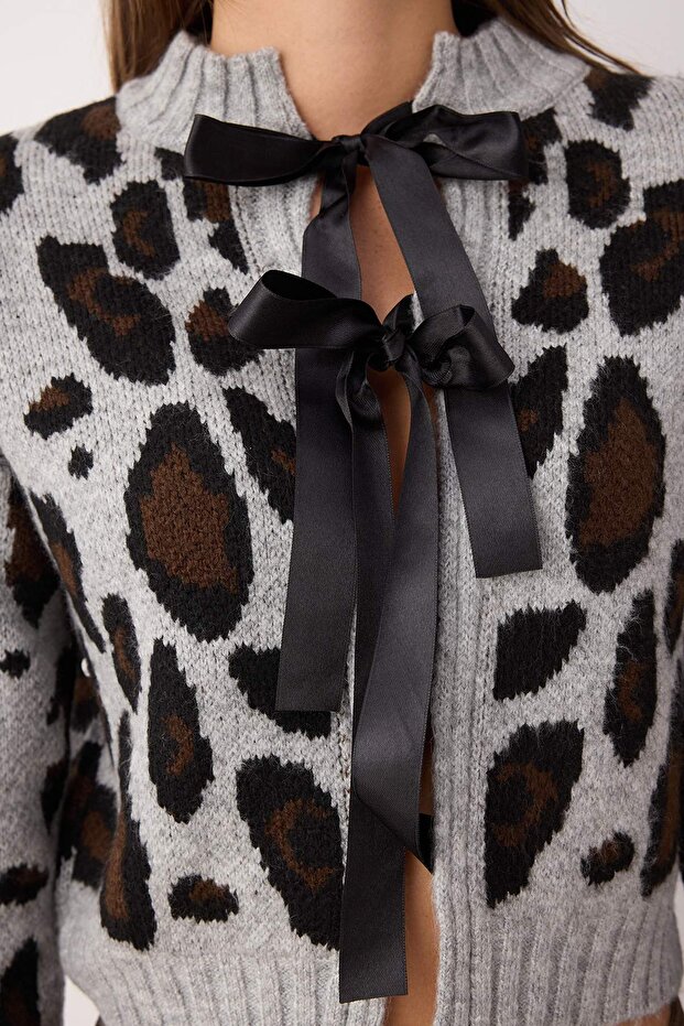Açık Gri Leopar Desenli Crop Yumuşak Dokulu Triko Hırka TWOAW25HI00355 - 3