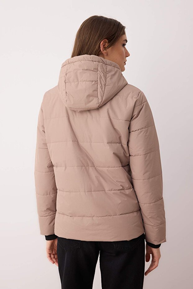 Beżowa regularna kurtka z kapturem, wodoodporna, nadmuchiwana TWOAW26MO00000 - 6