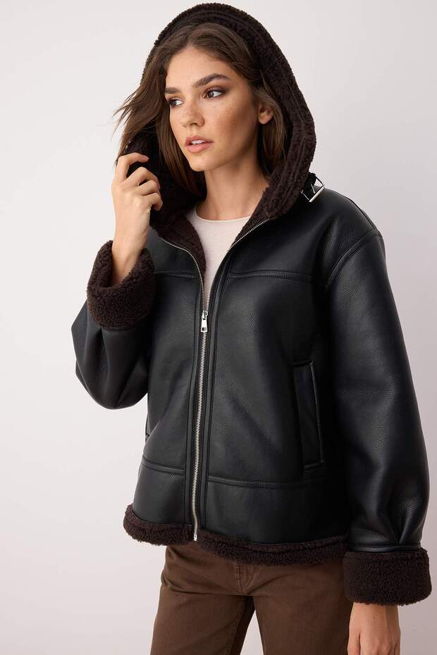 Siyah Regular Kalıp Kapüşonlu Peluş Detaylı Suni Deri Mont TWOAW26MO00013 - 1