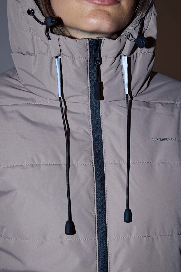 Beżowa regularna kurtka z kapturem, wodoodporna, nadmuchiwana TWOAW26MO00000 - 5