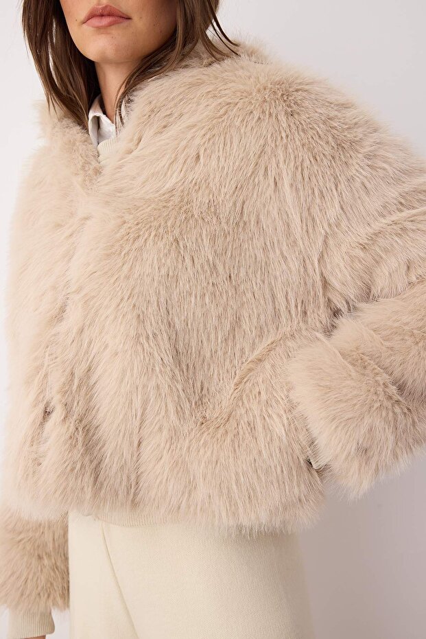 Beżowy oversize'owy wzór futrzany płaszcz z kapturem TWOAW26MO00025 - 3