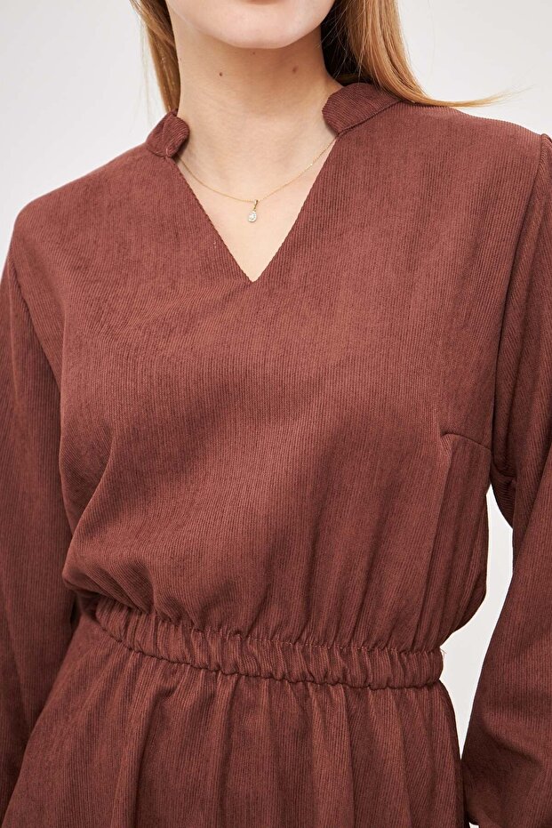 Kávé színű bársony V-nyakú, rugalmas derékrész, karcsú, kiszélesedő ruha - ARM-25K 001049 - 2