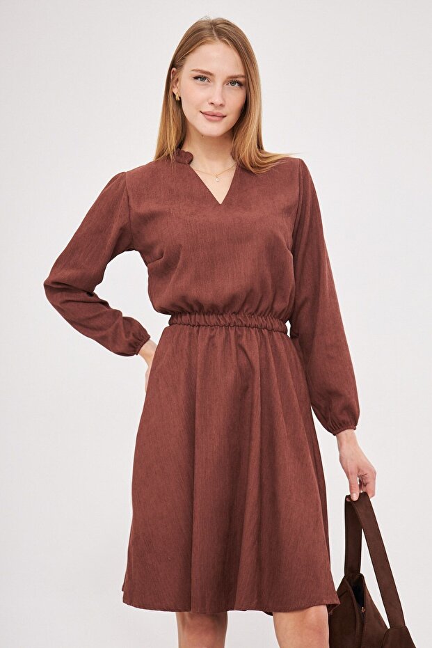 Kávé színű bársony V-nyakú, rugalmas derékrész, karcsú, kiszélesedő ruha - ARM-25K 001049 - 3