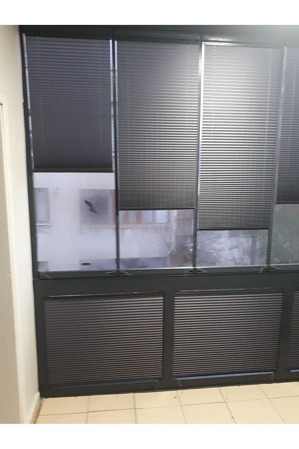 ANTRASİT PLİSELİ CAM BALKON PERDESİ KANCALI VEYA VİDALI MONTAJ - 1