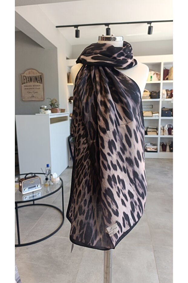 LA BOUTIQUE سلسلة خاصة من الشالات بنمط الفهد