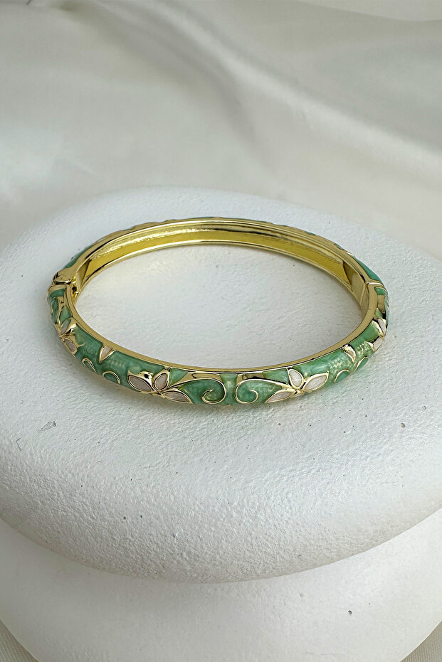 Special Series Enameled Flower Detail Handcuff Bracelet (Diameter: 6cm)