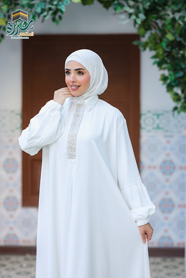 عباية كريب اصلي مزودة بنقشات اسلامية لون ابيض