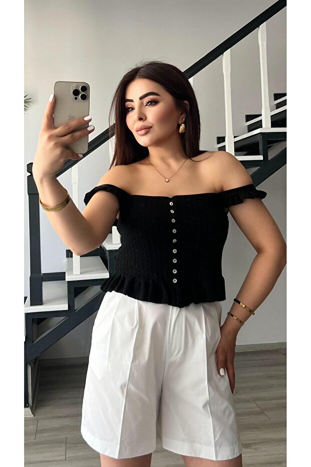 بلوزة بأزرار مكشكشة باللون الأسود - 2