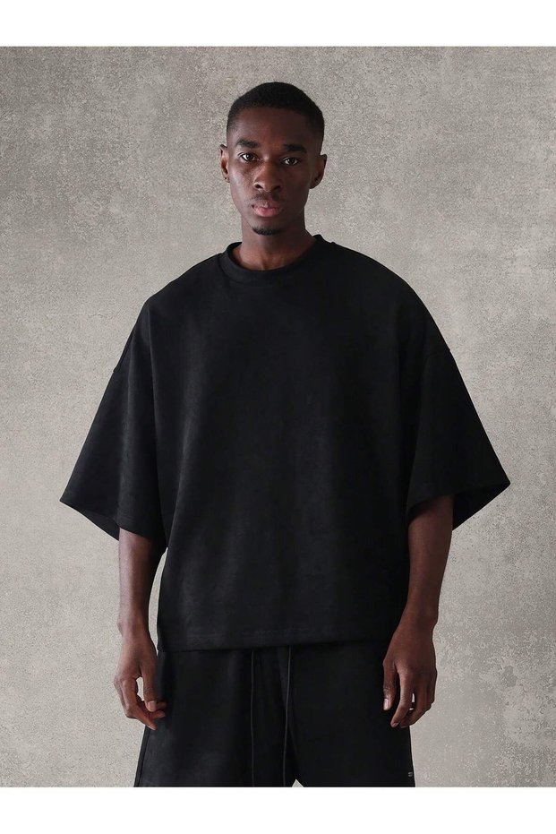 Oversized Men's Black T-Shirt and Shorts Set – Minimalist and Comfortable Design