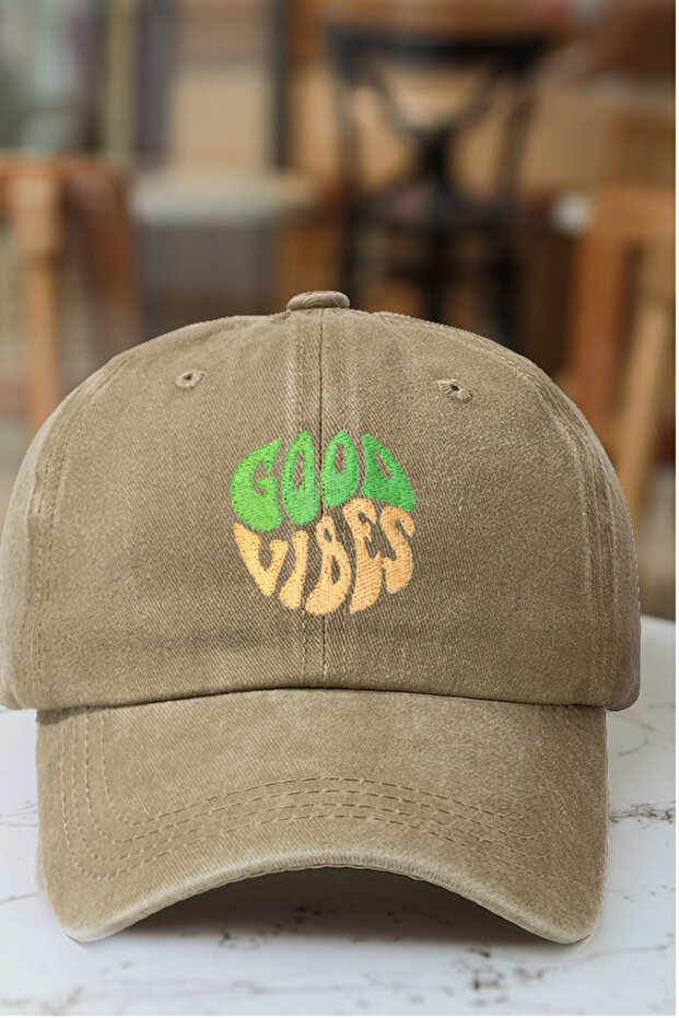 قبعة كلاسيكية مطرزة من GOOD VIBES
