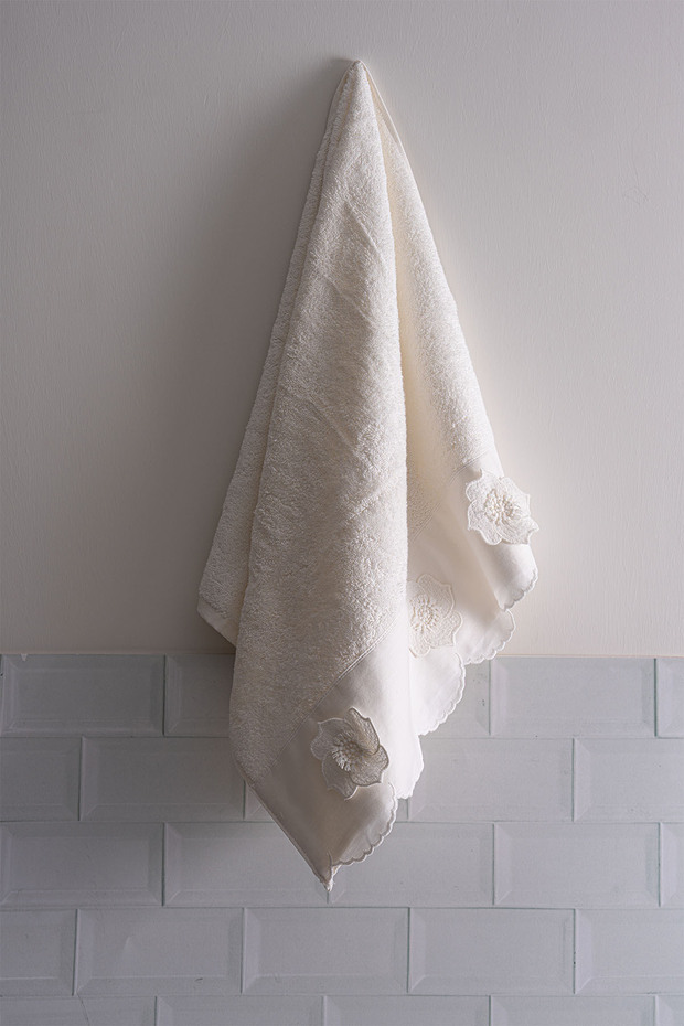 Hanzade Flower Embroidered Face Towel (50 X 90 cm)