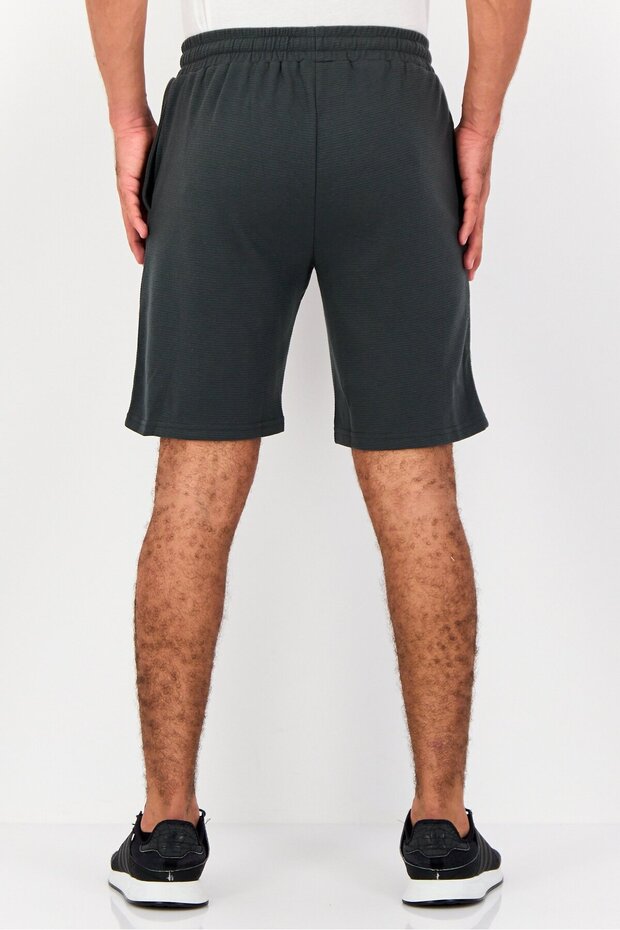 شورت رجالي أساسي ذو ملمس مميز، زيتوني غامق - 2