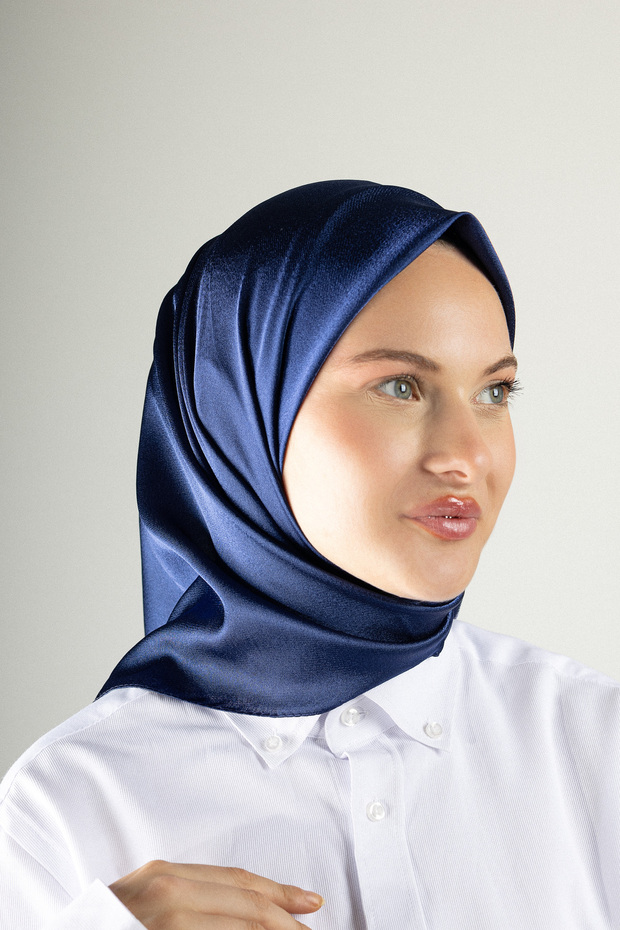 وشاح Aura ذو اللون الموحد - خيار أنيق للتنسيقات الكاجوال والمتقنية