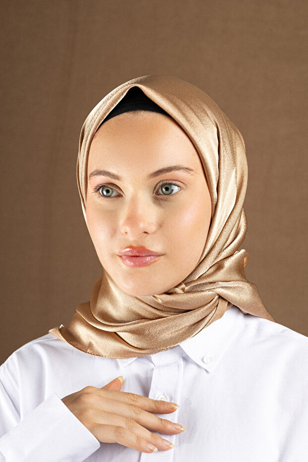 وشاح Aura ذو اللون الموحد - خيار أنيق للتنسيقات الكاجوال والمتقنية