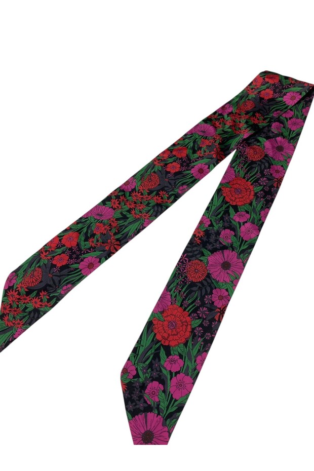 إكسسوار منقوش بربطة عنق ووشاح - 2