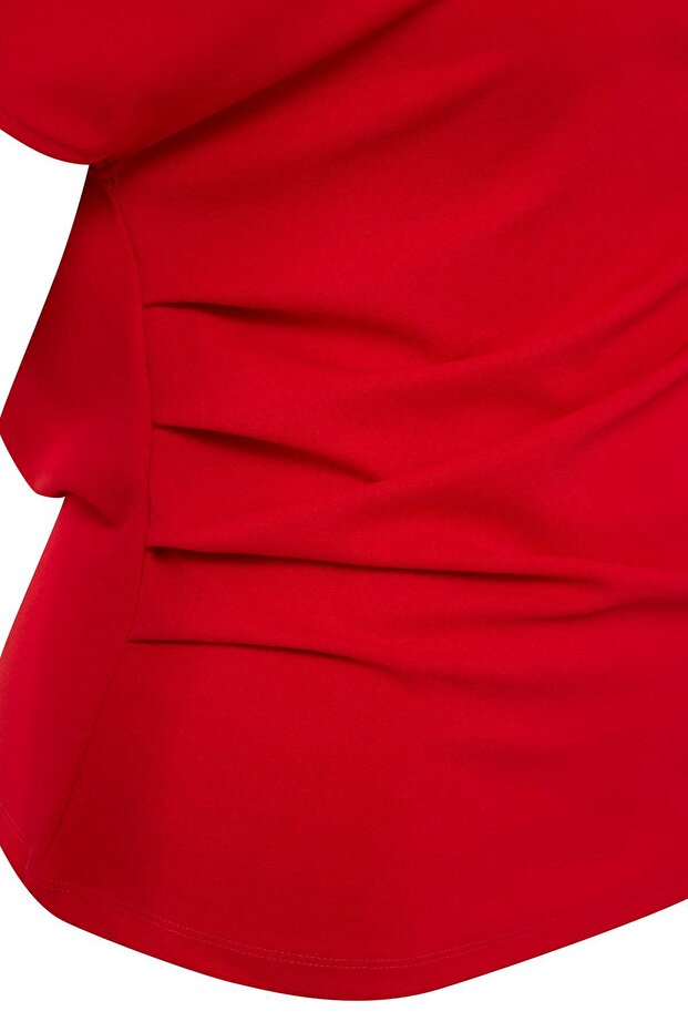 Yılbaşı Kırmızı Büzgü/Drape Detaylı Dökümlü Asimetrik Yaka Örme Bluz TBBSS25AF00119 - 6