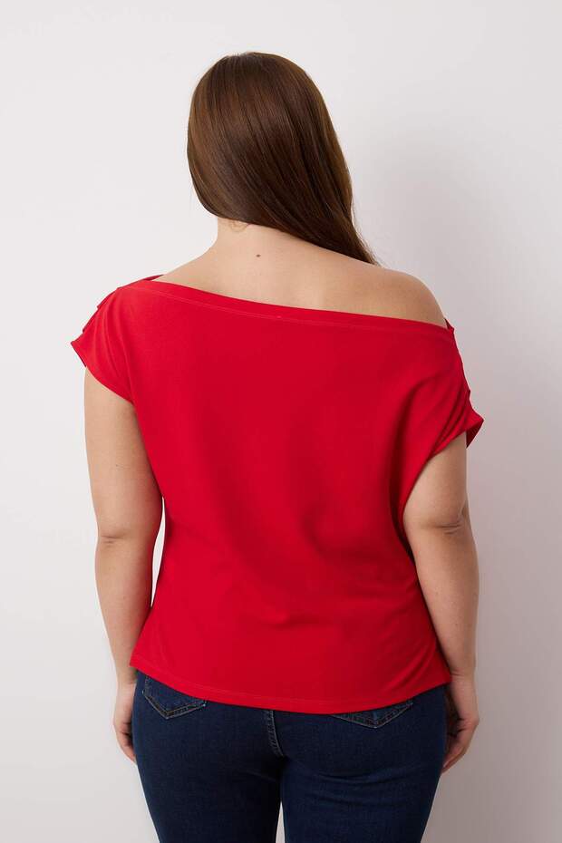 Yılbaşı Kırmızı Büzgü/Drape Detaylı Dökümlü Asimetrik Yaka Örme Bluz TBBSS25AF00119 - 4