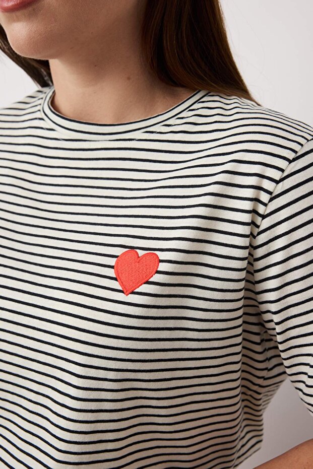 Siyah Kalp Nakışlı Regular/Normal Kalıp Örme T-Shirt TBBSS25BF00083 - 3