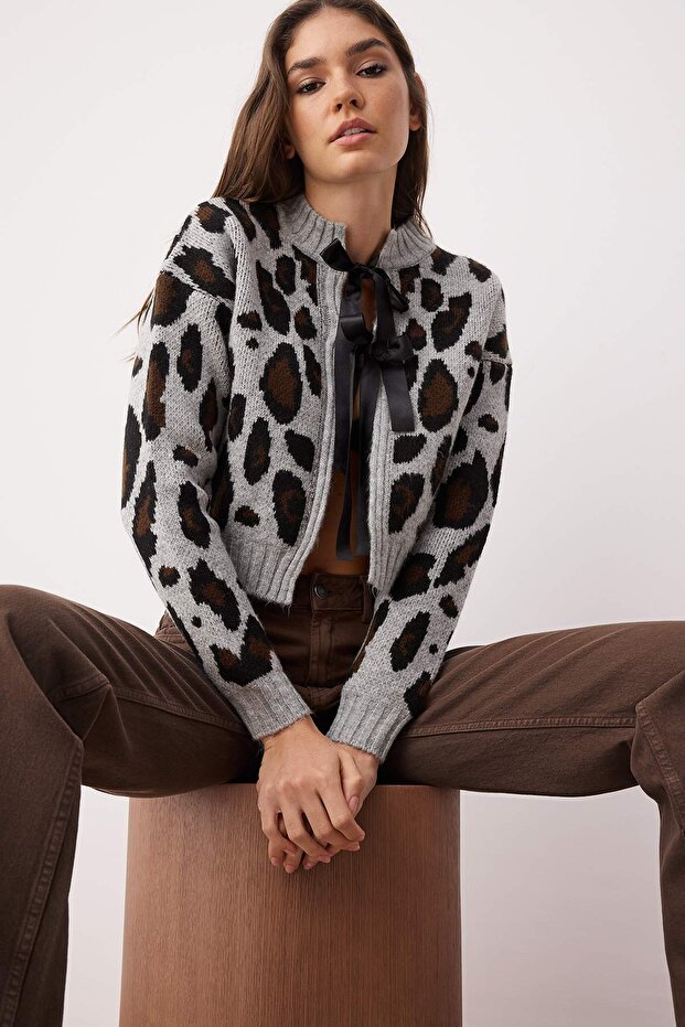 Açık Gri Leopar Desenli Crop Yumuşak Dokulu Triko Hırka TWOAW25HI00355 - 1