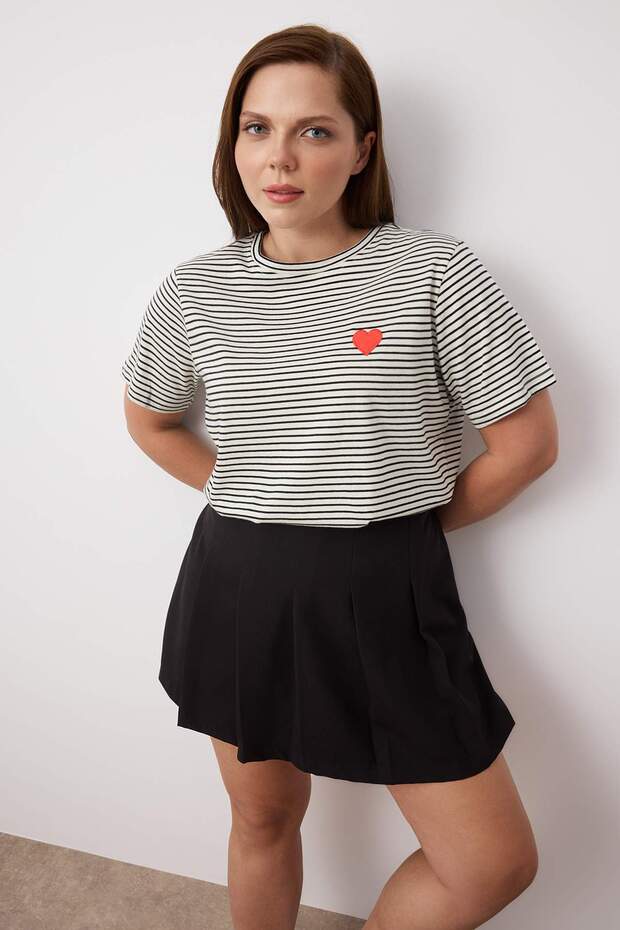 Siyah Kalp Nakışlı Regular/Normal Kalıp Örme T-Shirt TBBSS25BF00083 - 2