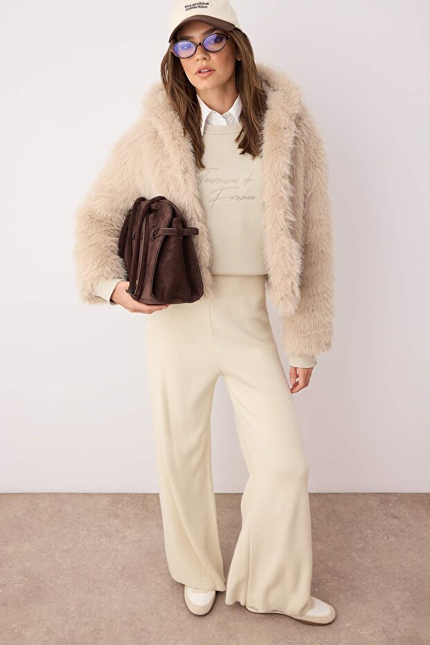 Beżowy oversize'owy wzór futrzany płaszcz z kapturem TWOAW26MO00025 - 2