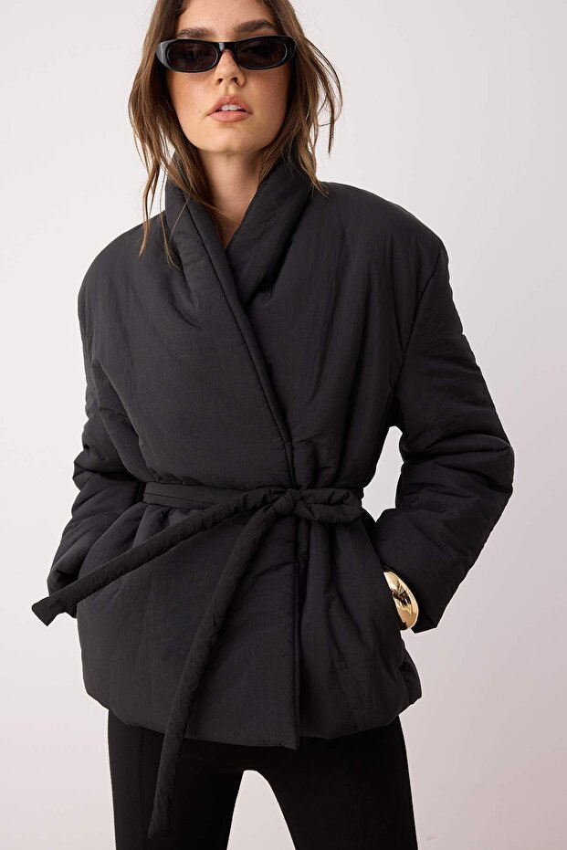Siyah Oversize Kalıp Bağlama Detaylı Şişme Mont TWOAW26MO00112 - 2