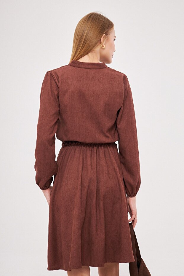 Kávé színű bársony V-nyakú, rugalmas derékrész, karcsú, kiszélesedő ruha - ARM-25K 001049 - 4