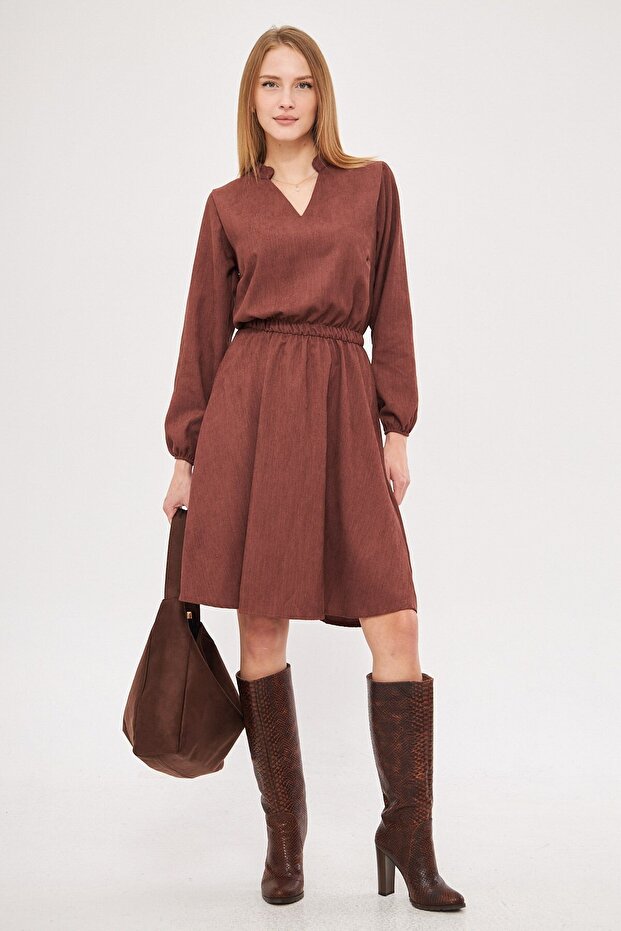 Kávé színű bársony V-nyakú, rugalmas derékrész, karcsú, kiszélesedő ruha - ARM-25K 001049 - 1